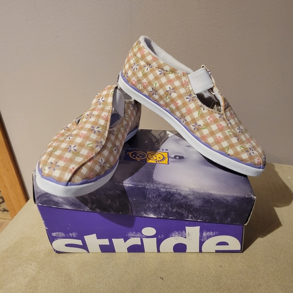 Stride Rite Kids Shoes in Tan and White - Picture 1 of 7